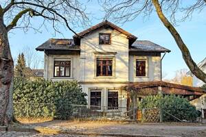 Villa zum Wachküssen in bester Lage: Villa auf herrlichem, ca. 1.319 m² großem Grundstück gen Süden