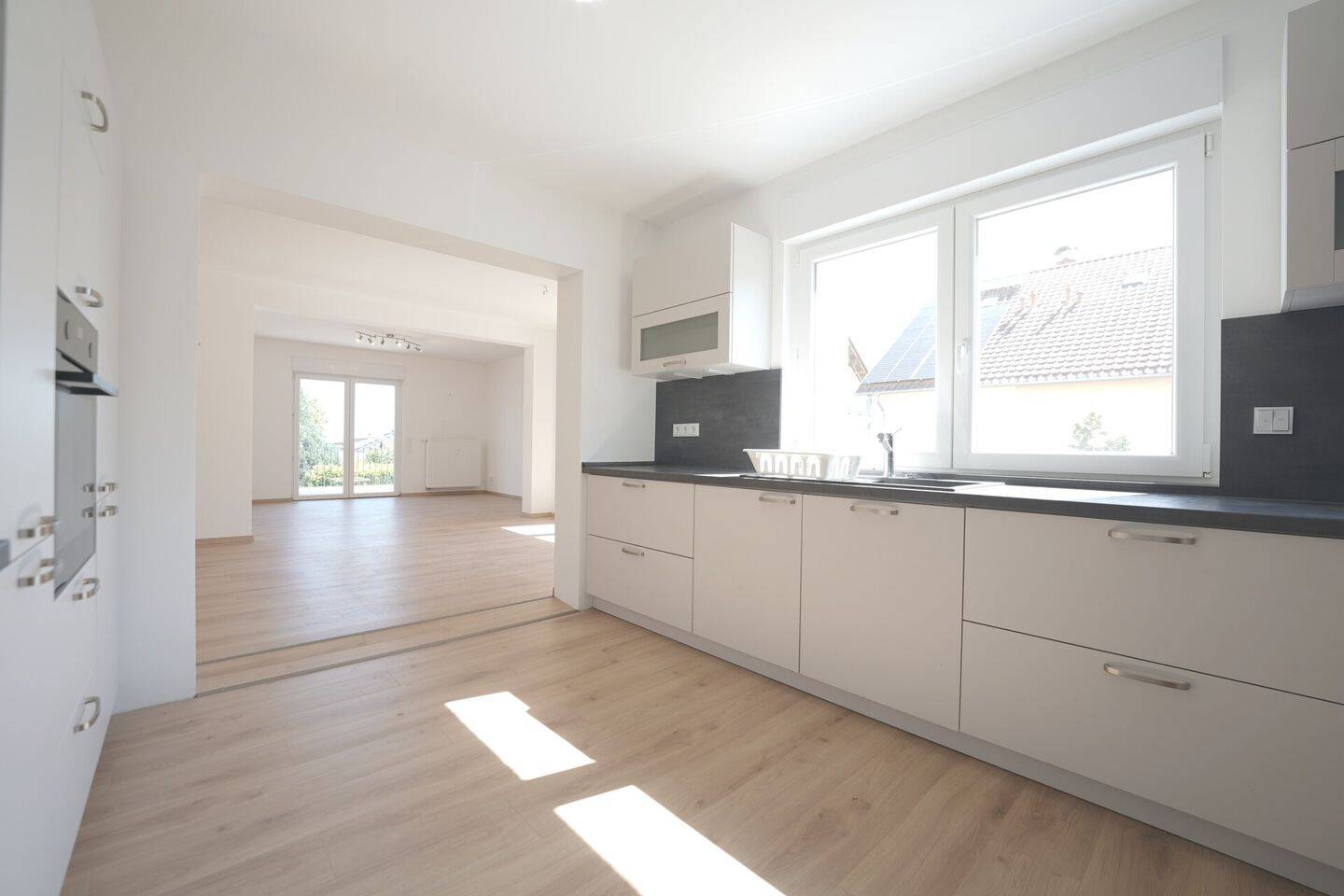 Großzügige Wohnung mit sonniger Terrasse - stilvolles Wohnen in begehrter Lage von Flörsheim-Wicker – Flörsheim – Vorschaubild 3