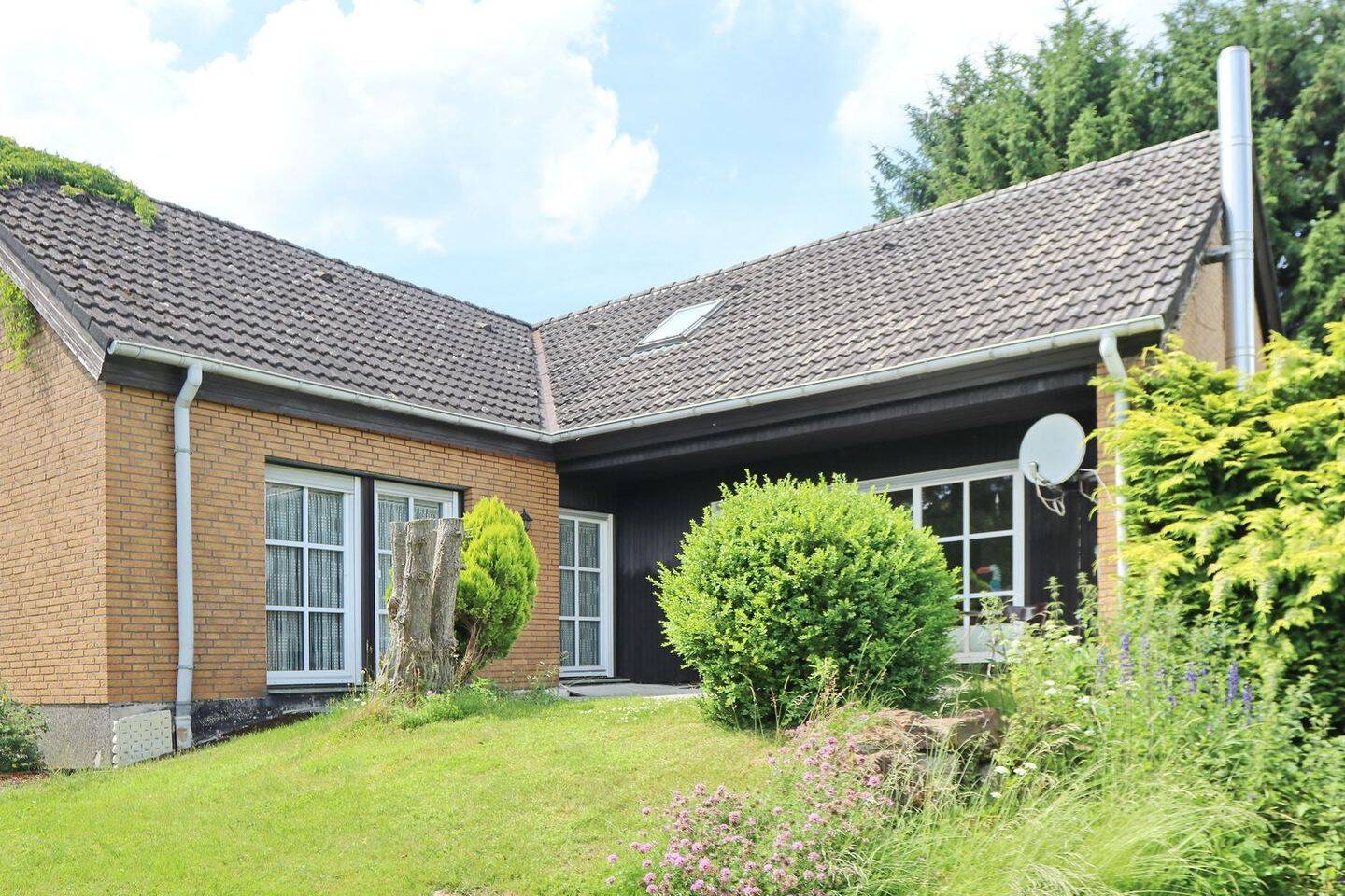 Freistehender Bungalow mit einer Einliegerwohnung, einer Doppelgarage und einem großen Garten – Brilon – Vorschaubild 8