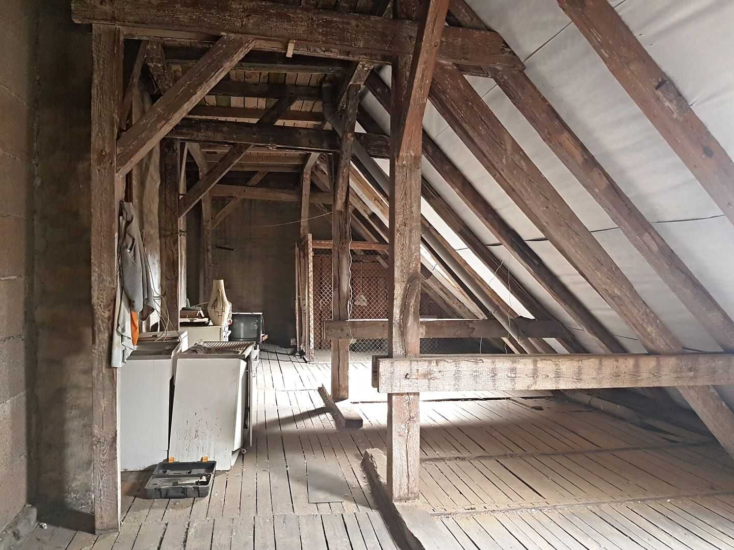 Altbau-Rohling mit dem Ausbaurecht für zwei Wohnungen im beliebten Neuköllner Richard-Kiez!