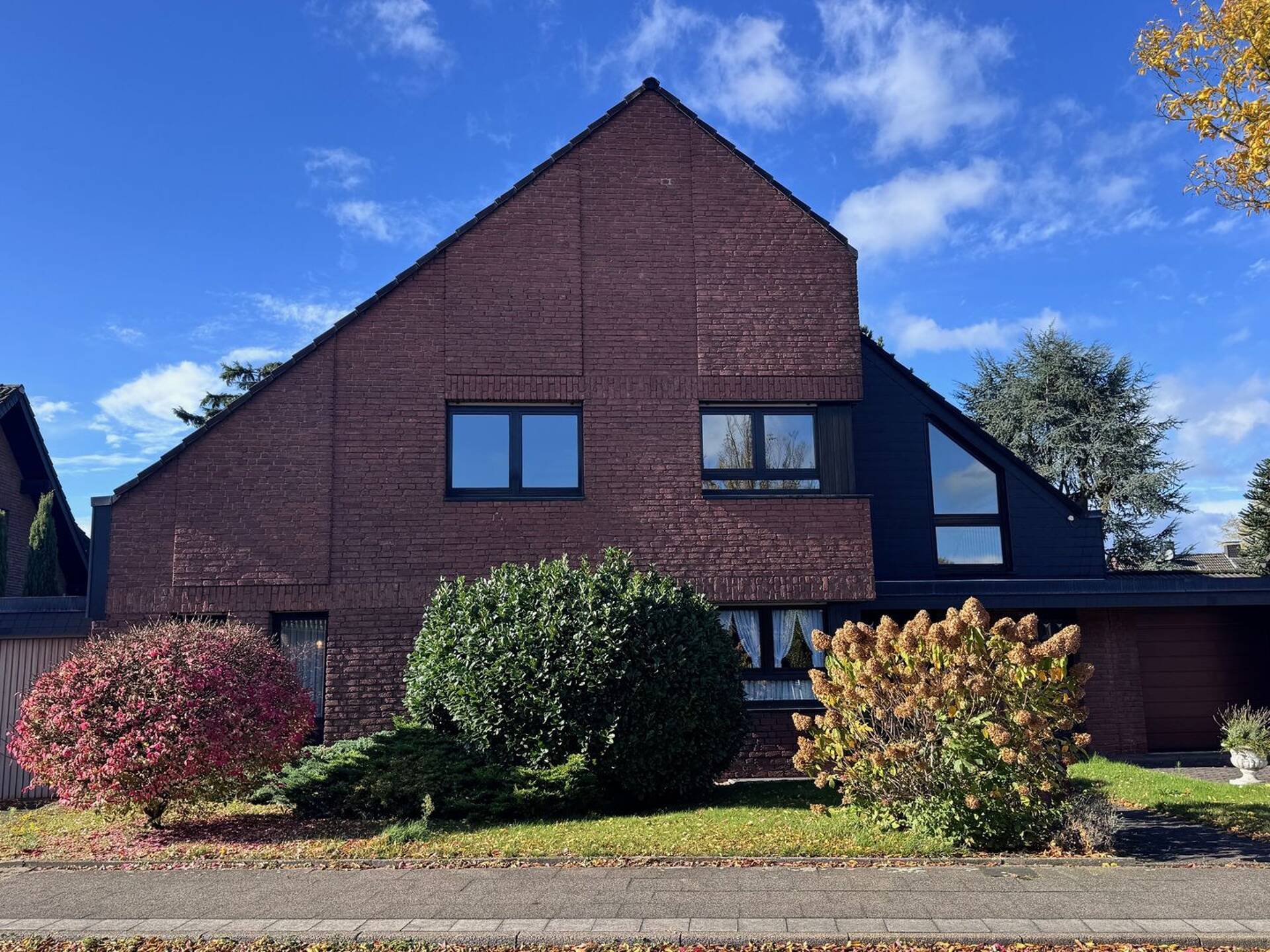 Haus in 47441 Moers mit 209,9 m² kaufen