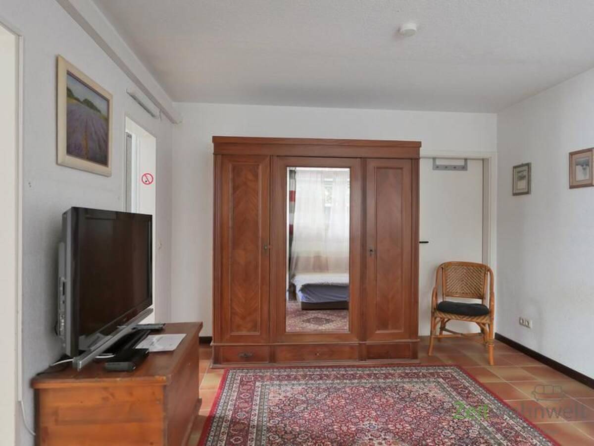 (EF1350_M) Kassel-Stadt: Brasselsberg, möbliertes Apartment für Wochenendheimfahrer, sep. Eingang, Grundreinigung inkl – 34132 Kassel – Bild 1 von 4