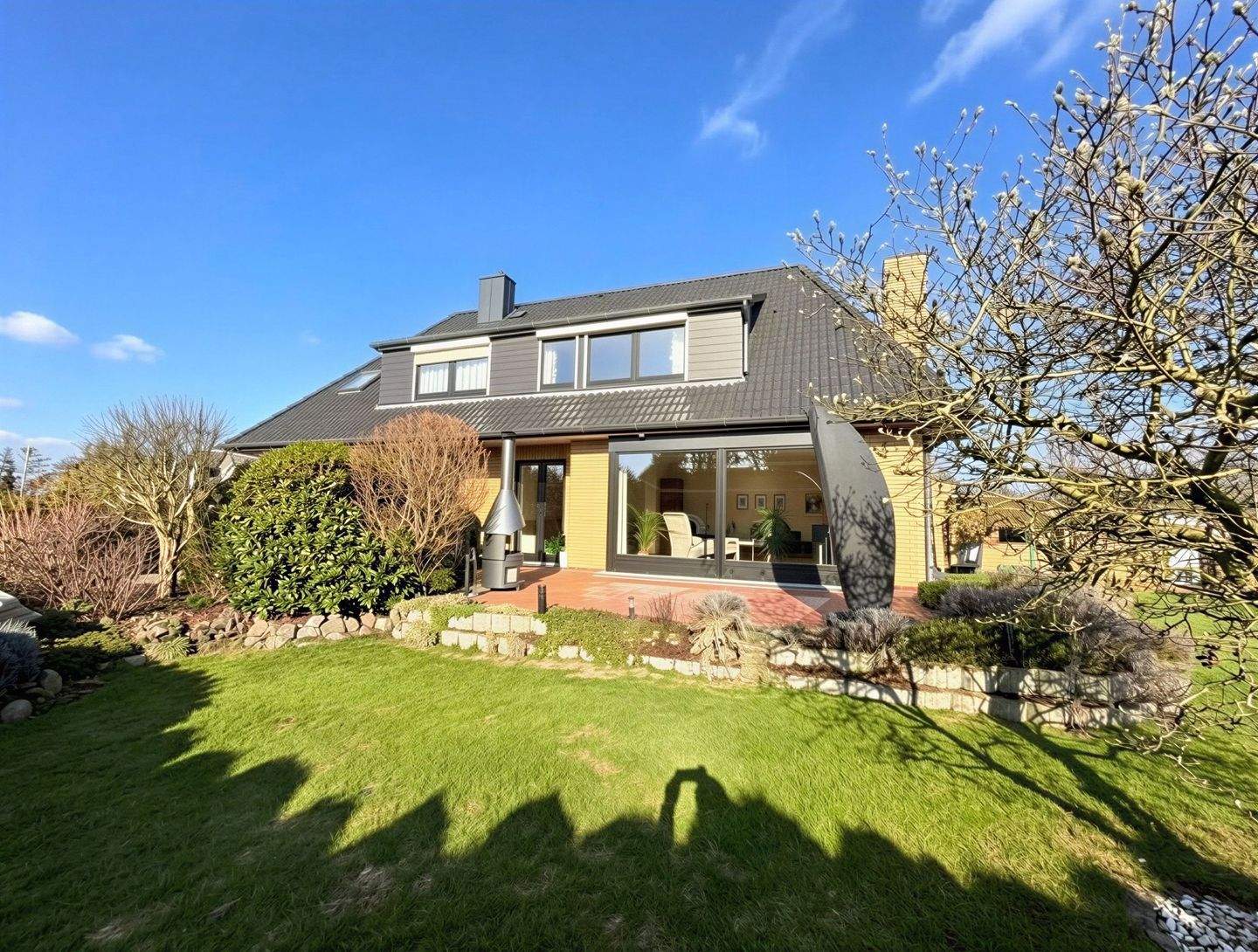Gepflegtes und großzügiges Ein-/Zweifamilienhaus in toller Lage von Weyhe-Erichshof – Weyhe – Bild 1 von 9