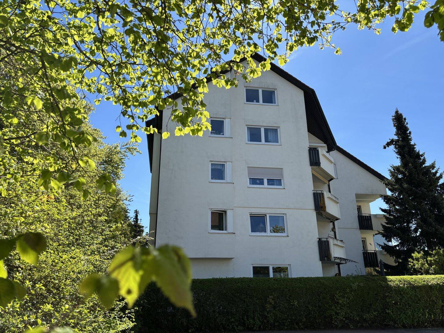 sofort verfügbar: helle Maisonette mit Balkon, Aufzug & Weitsicht – Ulm – Vorschaubild 2