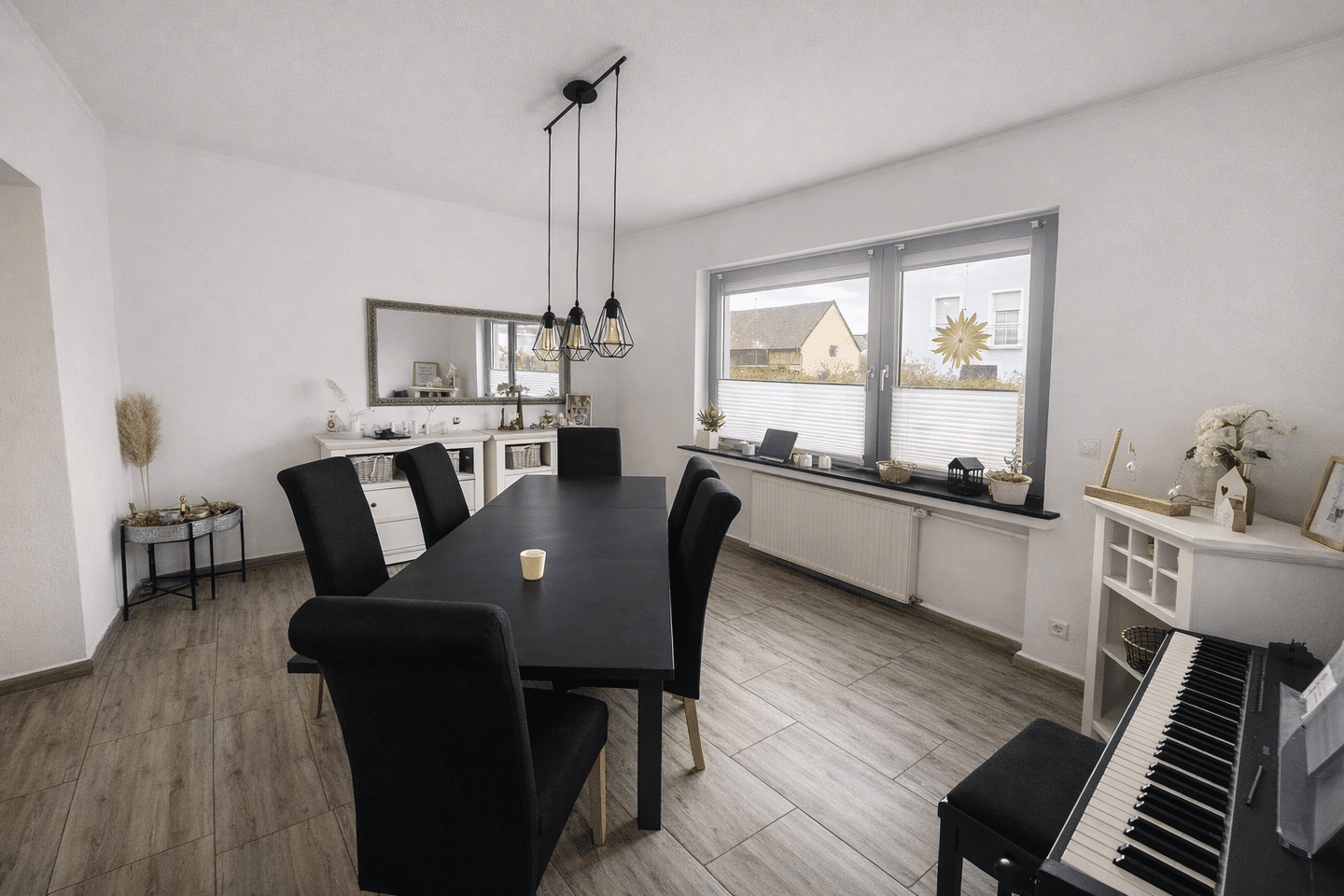Renovierte Doppelhaushälfte in Uetze: Wintergarten, großzügiger Garten und Garage warten auf Sie! – Uetze – Bild 1 von 8