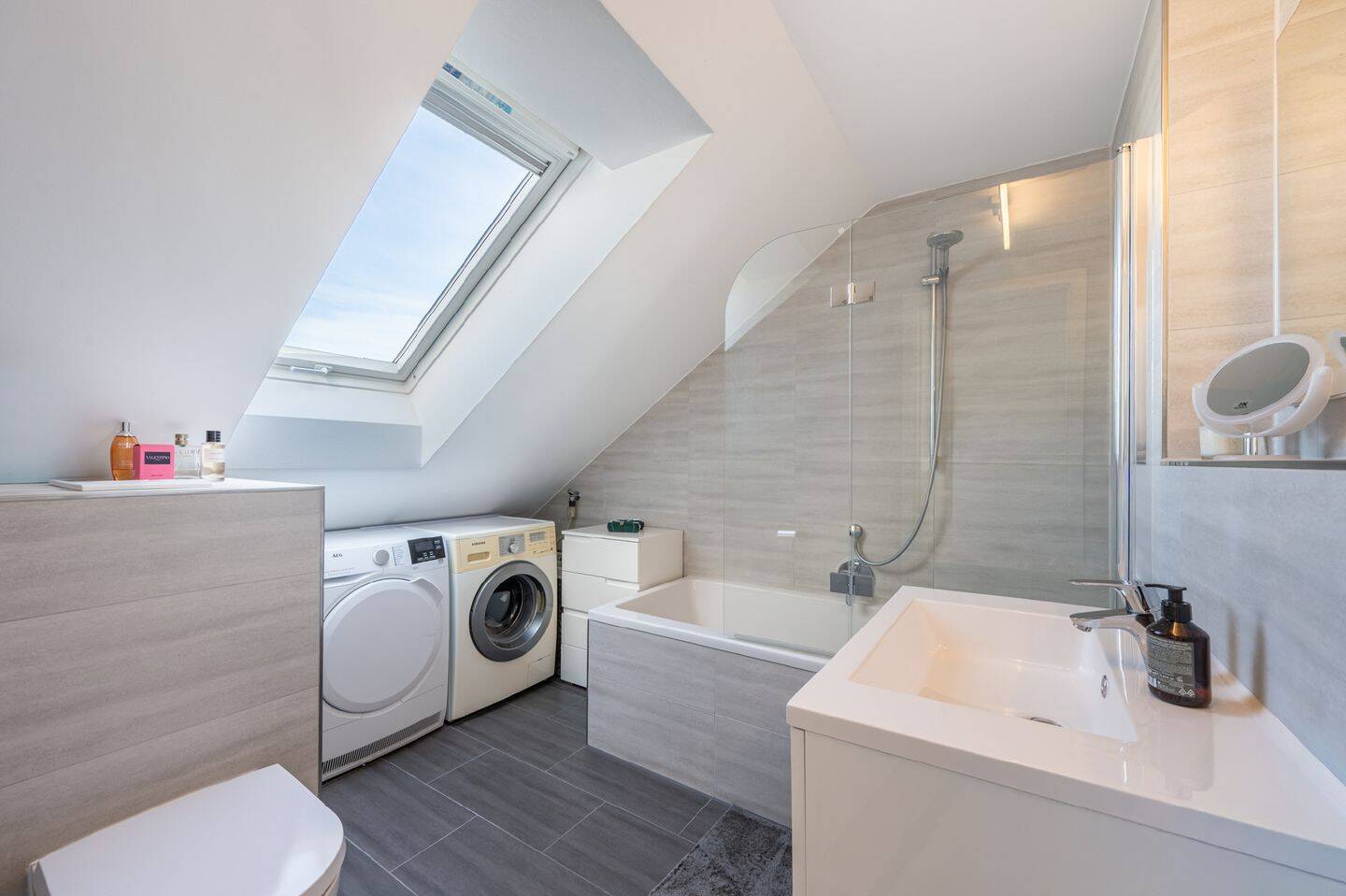 Aigner - Lichtdurchflutete 2-Zimmer-Dachgeschosswohnung mit sonnigem Balkon in Laim – München – Vorschaubild 6