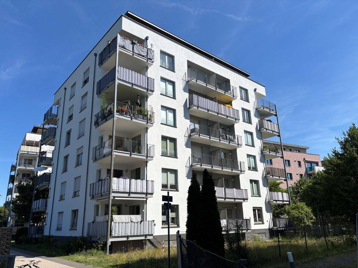 Einziehen und Wohlfühlen: Moderne 3-Zimmer-Wohnung mit zwei Balkonen, Klimaanlage und TG-Platz – 63071 Offenbach am Main – Bild 1 von 9