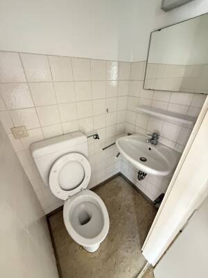 RENOVIERT! Großes, helles Zimmer mit WC und Gemeinschaftsbad * Werastraße – 70190 Stuttgart – Vorschaubild 6