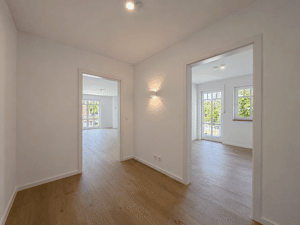 Charmantes Wohnen in Harlaching- Frisch renovierte 3-Zimmer-Wohnung mit 2 Balkonen & Gartenanteil – 81547 München – Vorschaubild 8