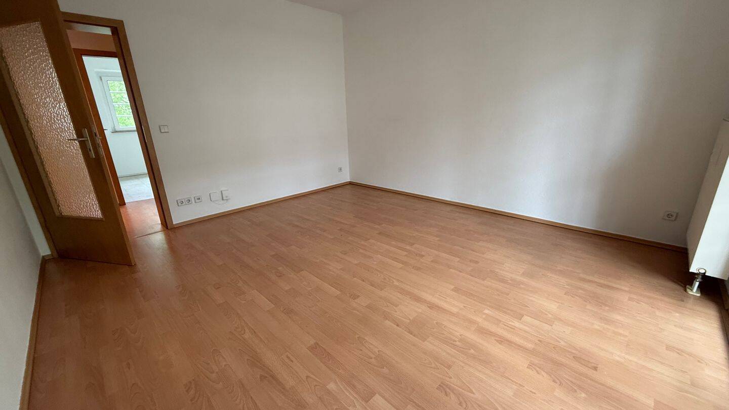 ! Bad mit Dusche + Balkon am Wohnzi. + Stellplatz ! – Chemnitz – Vorschaubild 3
