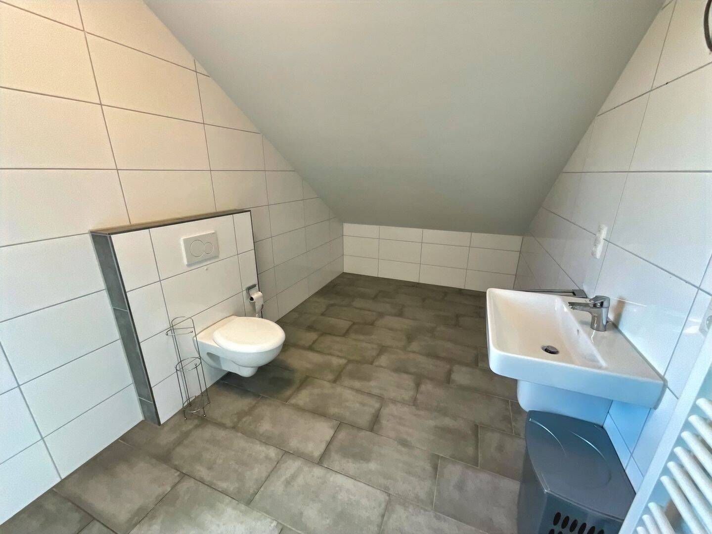 Moderne DG-Singlewohnung mit Küchenzeile und PKW-Stellplatz in Garrel! – Garrel – Vorschaubild 5