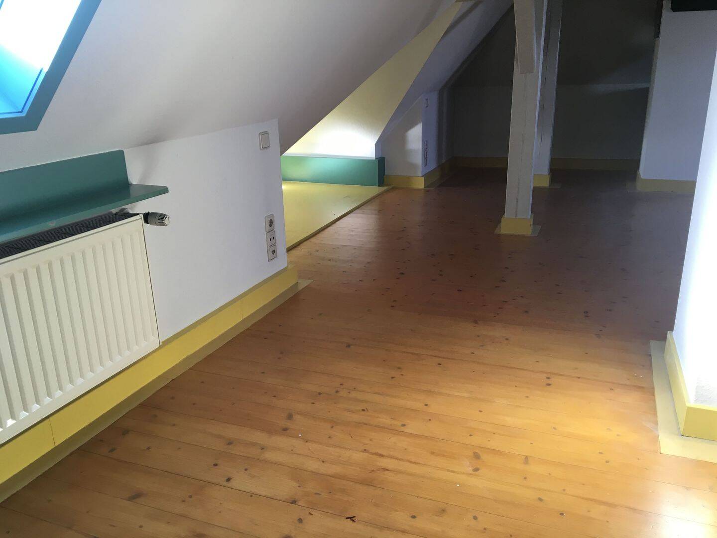 Villa Kunterbunt! 1,5-Zi-DG-Whg. 40 qm, 3.OG ohne Aufzug in einem kleinen denkmalgeschützen Anwesen – Nürnberg – Vorschaubild 5