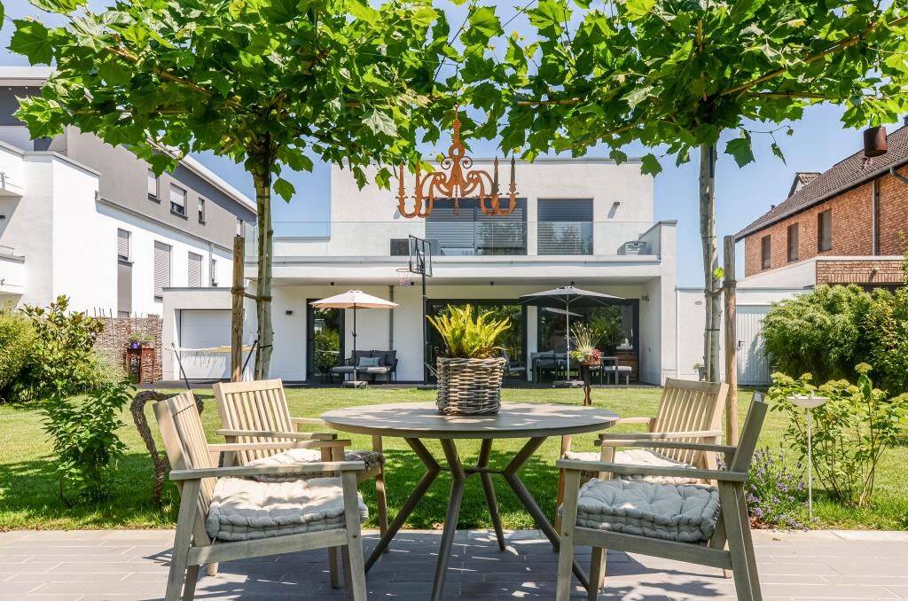 Ein- bis Dreifamilienhaus im Bauhausstil im Zentrum von Langenfeld * Baujahr 2020 * ca. 295 m² Wohnfläche