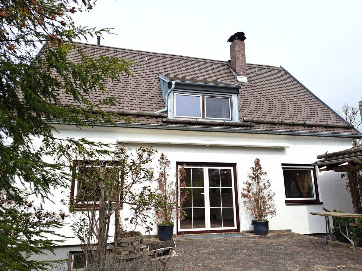 Älteres Einfamilienhaus mit eingewachsenem Grundstück in Trudering – 81825 München – Bild 1 von 9