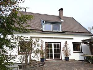 Älteres Einfamilienhaus mit eingewachsenem Grundstück in Trudering