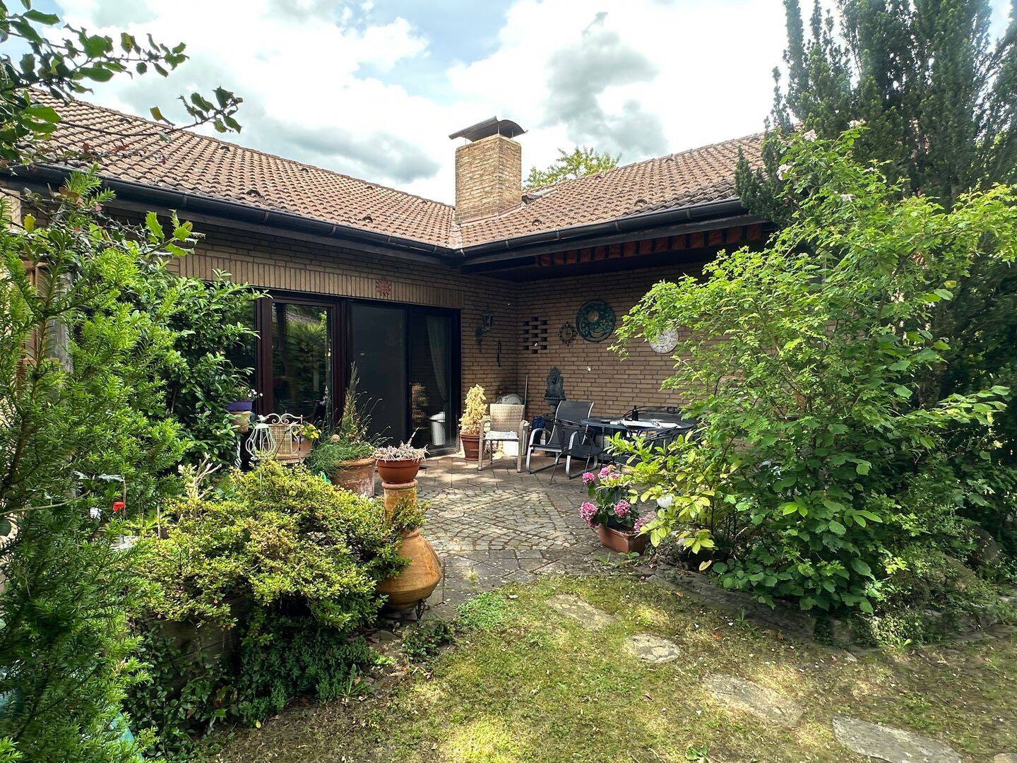 Großzügiges Einfamilienhaus mit schönen Garten in Edemissen !!