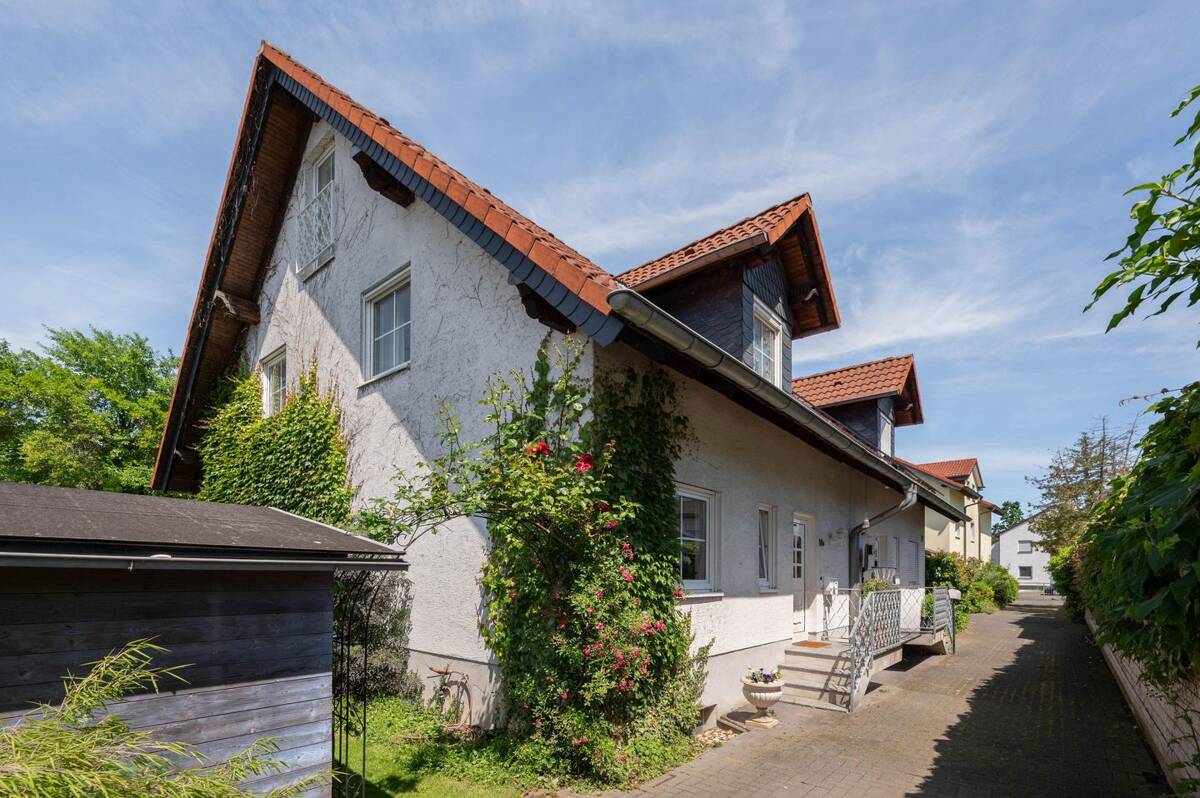 Licht, Raum und Lebensqualität - besondere Doppelhaushälfte mit Atelier und Gartenidylle – 51067 Köln – Bild 1 von 9