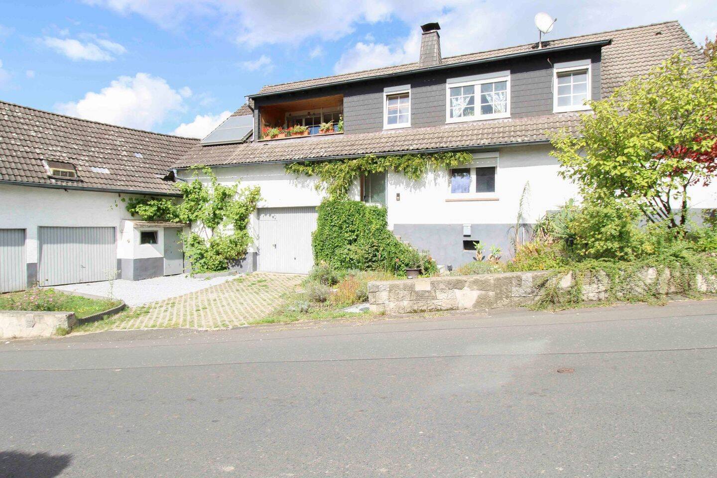 Substanz trifft Potenzial: Zweifamilienhaus zur umfassenden Modernisierung – Büdingen – Bild 1 von 9
