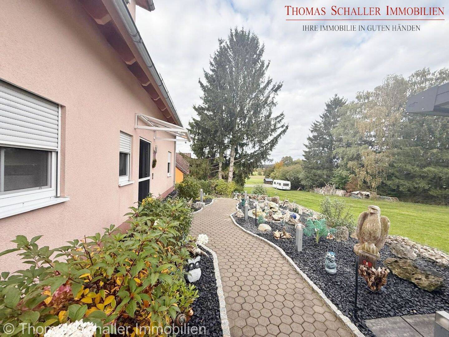 Hochwertiges 3-Familienhaus mit Einliegerwohnung, PV-Anlage & Gartenparadies – Abenberg – Vorschaubild 5