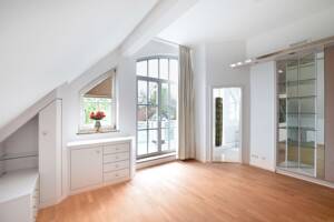 AIGNER - Lichtdurchflutete Dachgeschosswohnung mit separatem Hobbyraum am Pasinger Stadtpark – 81243 München – Vorschaubild 4