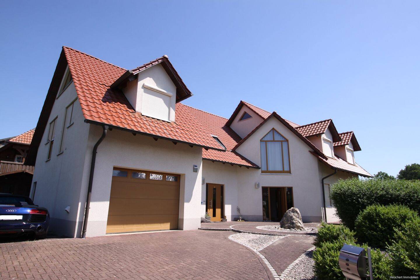 Feldrandlage - Beeindruckendes Einfamilienhaus mit Einliegerwohnung