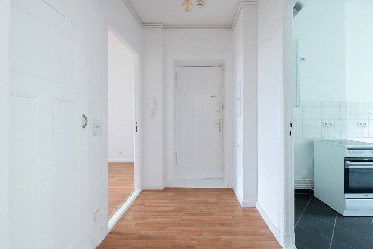 Bezugsfreie 2-Zimmer-Wohnung mit Altbau-Flair und modernem Tageslicht-Badezimmer, jetzt besichtigen – Berlin – Vorschaubild 3