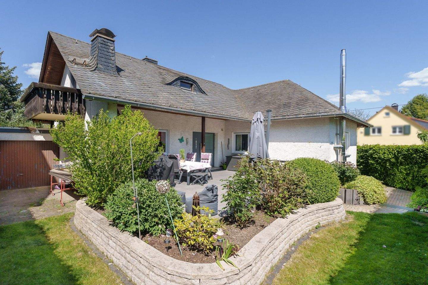 Modernisiertes Einfamilienhaus in zentraler Lage von Wehrheim mit viel Platz für Ihre Familie – Wehrheim – Bild 1 von 9