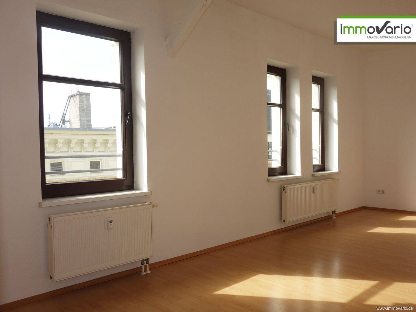 Mitten in der City! 2-Raum Dachgeschosswohnung in bester Innenstadtlage mit Tageslichtbad und Wanne. – Magdeburg – Vorschaubild 9