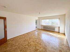 MIT BLICK INS GRÜNE: SAN.-BEDÜRFTIGE 2-ZI-ETW MIT SÜDBALKON, LIFT UND TG-STELLPLATZ IN ER-BÜCHENBACH – 91056 Erlangen – Vorschaubild 3