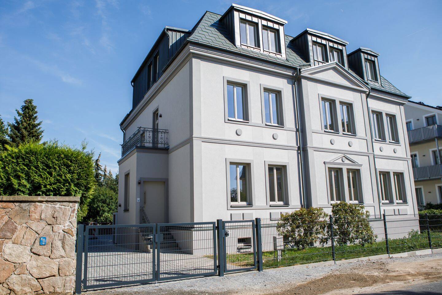 Historischer Charme trifft moderne Eleganz: 4-Raum-Wohnung in bester Radebeuler Villenlage
