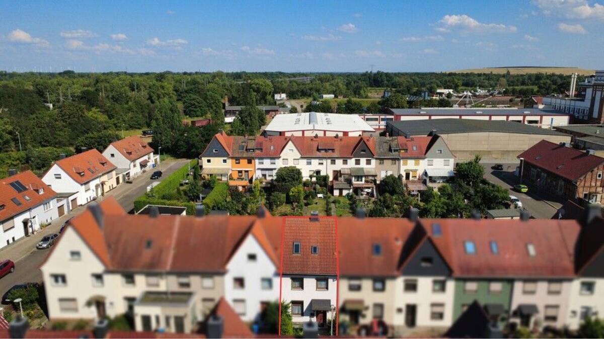 Mit Kreativität zum Traumhaus - gemütliches Reihenmittelhaus mit kleinem Garten und vier Ebenen – 39106 Magdeburg – Bild 1 von 9