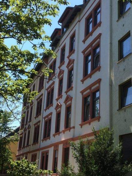 Saniertes und aufgeteiltes Mehrfamilienhaus mit 9 Wohneinheiten, 2 Doppel- und 3 Einzelgaragen und 4 PKW-Stellplätzen – Hanau – Bild 1 von 9