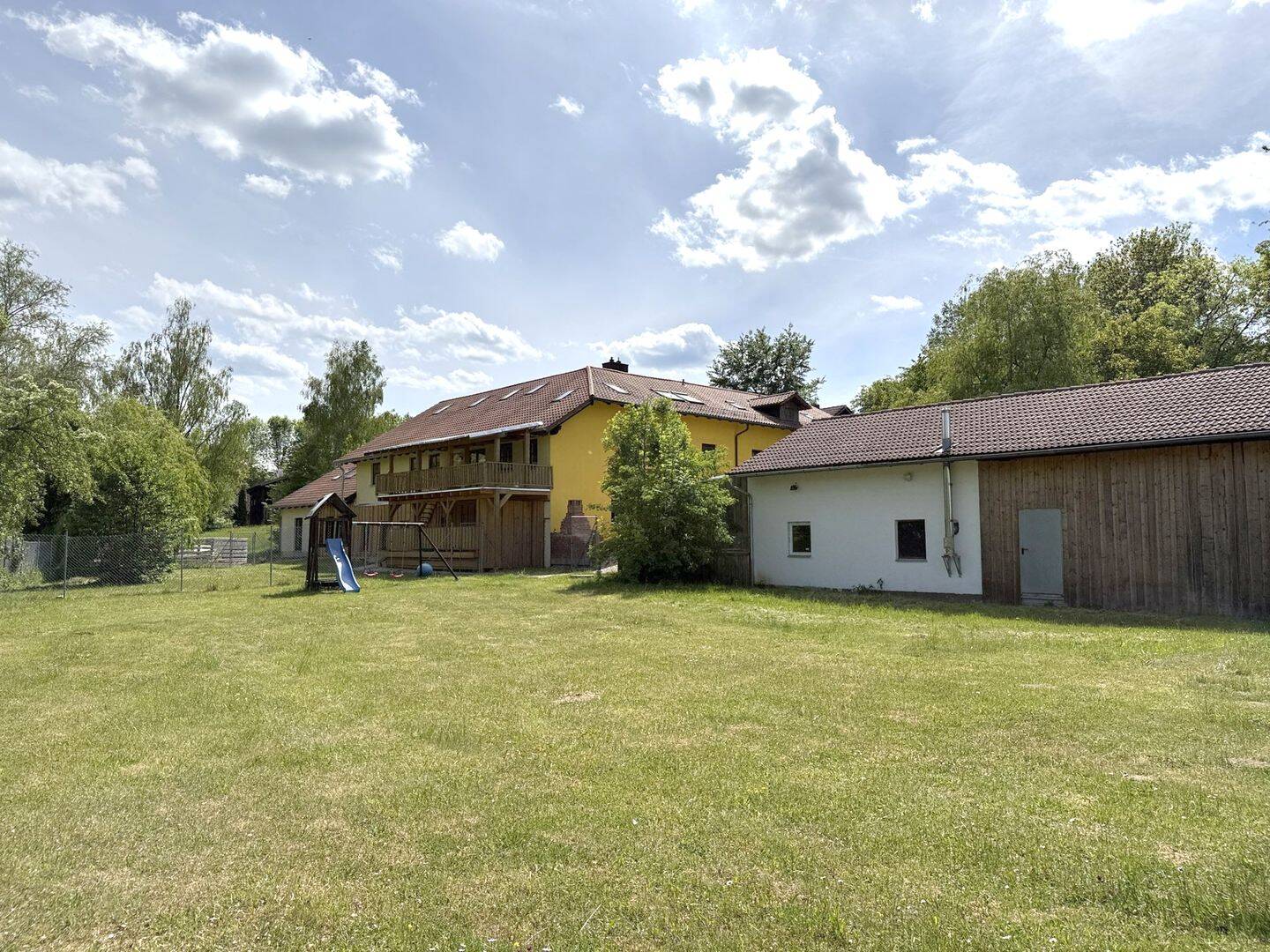 Vielseitig nutzbares Anwesen mit 5 Wohneinheiten, Lagerhalle und Teich – Bad Birnbach – Vorschaubild 3