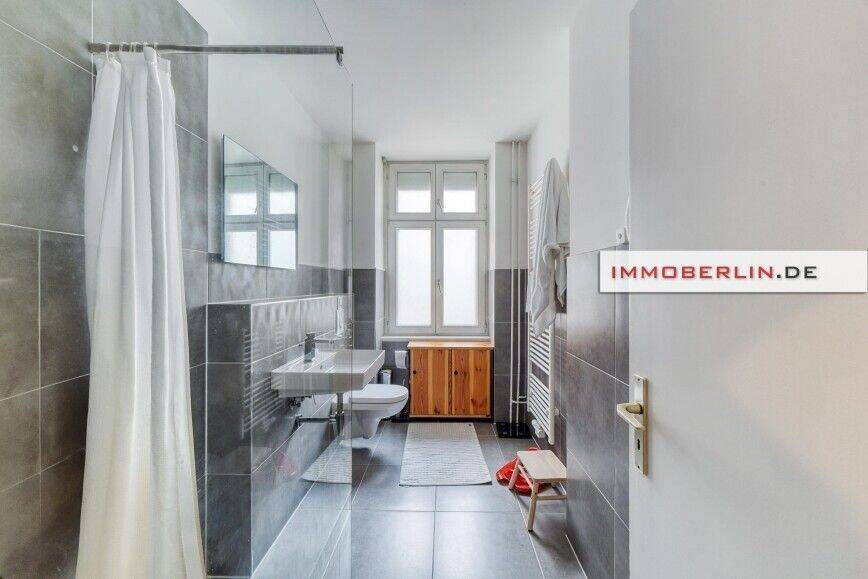 IMMOBERLIN.DE - Familienfreundliche Stuck-Altbauwohnung mit Balkon zur Parknatur – Berlin – Vorschaubild 4