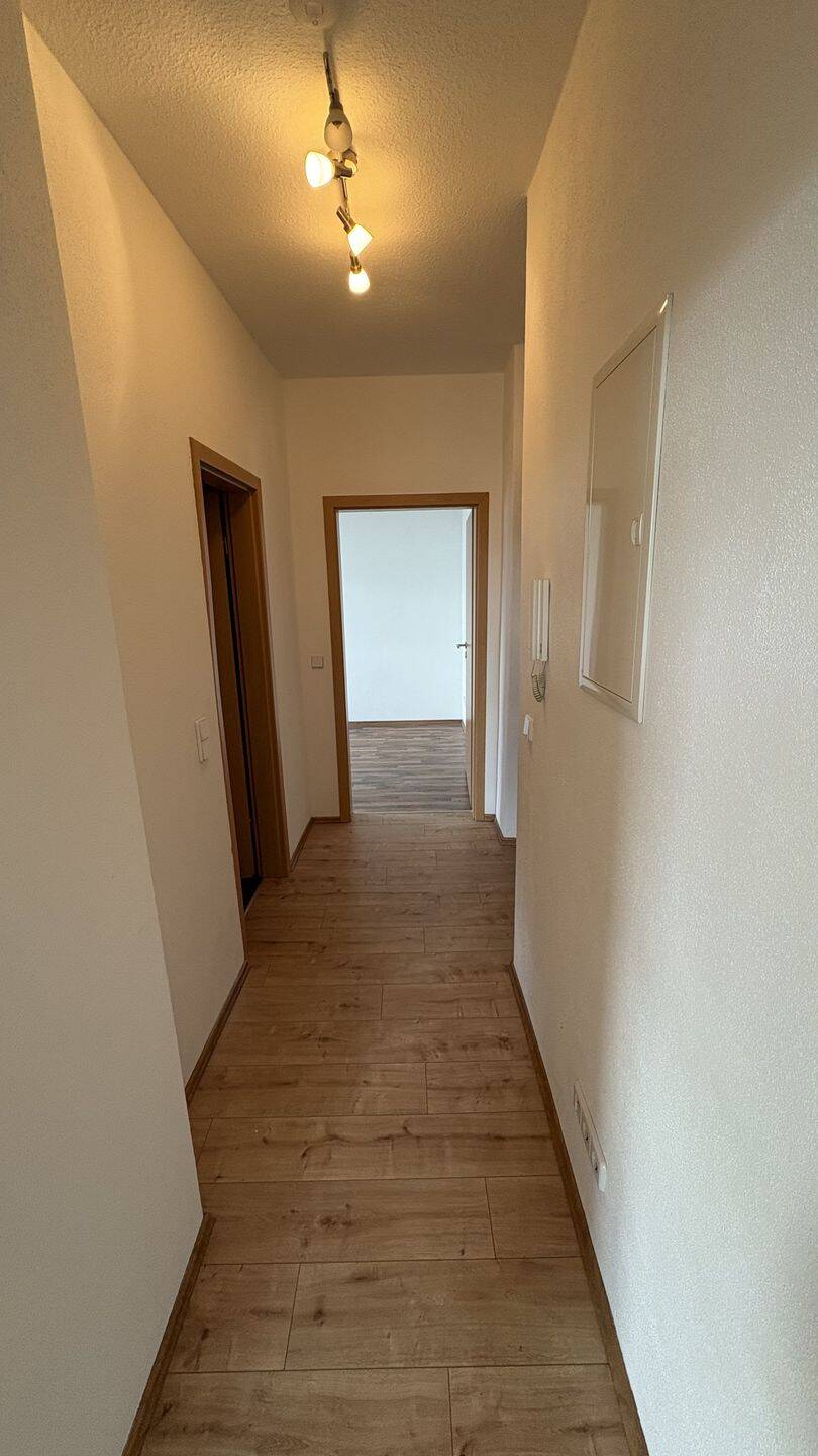 Charmante 2-Zimmer-Wohnung mit atemberaubendem Panorama in Chemnitz. – Chemnitz – Vorschaubild 2