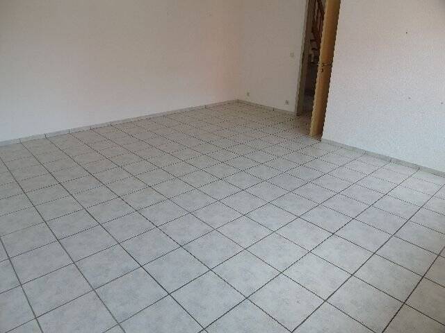 Sehr dörfliche große gemütliche Maisonette-Wohnung mit Badewanne, Einbauküche und Garten!