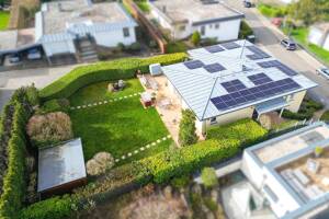 Trier-Ruwer: Moderne Villa in sehr gutem Zustand, Garten, Garagen, Wärmepumpe, PV, Wallbox, Umzäunt – 54292 Trier – Vorschaubild 2
