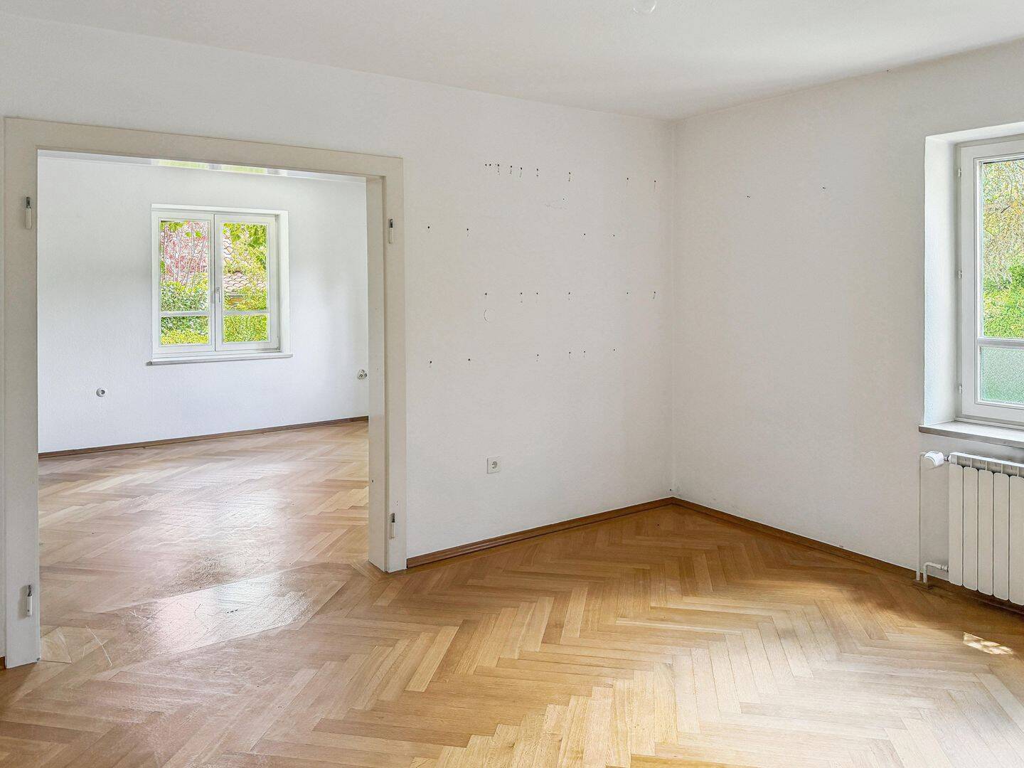 Bezugsfreies, renovierungsbedürftiges Zweifamilienhaus in gehobener Wohnlage auf großem Grundstück – München – Vorschaubild 4