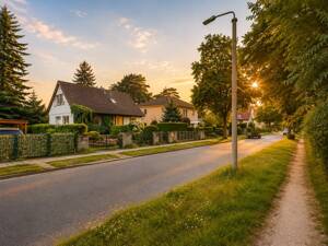 Freies, unterkellertes Einfamilienhaus mit Tiefgarage in ruhiger Seitenstraße, Berlin-Mahlsdorf-Süd – 12623 Berlin – Vorschaubild 1