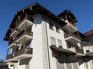 I. I. TEAM: Sofort einziehen, helle, großzügige 2-Zimmer-Wohnung mit 2 Balkonen im 2. Obergeschoss mit Aufzug! – 83088 Kiefersfelden – Vorschaubild 2