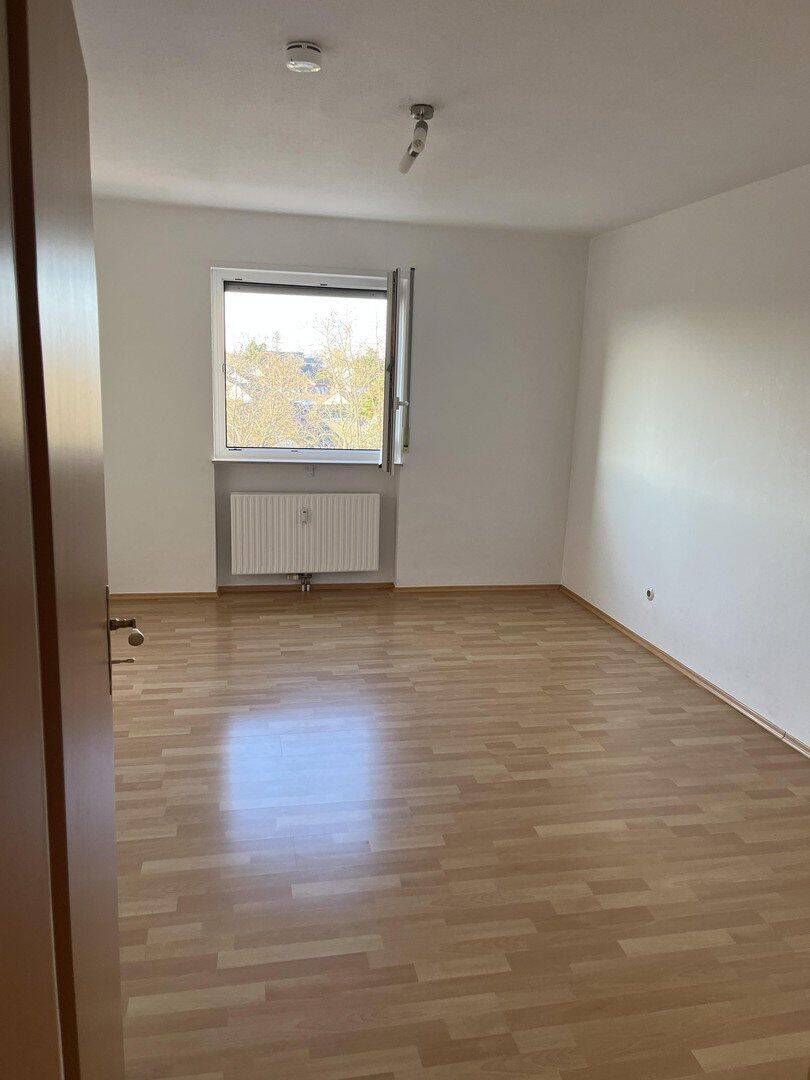 3 Zimmer Wohnung mit Balkon, Fahrstuhl, TG-Stellplatz in Schwetzingen zu vermieten – Schwetzingen – Vorschaubild 4