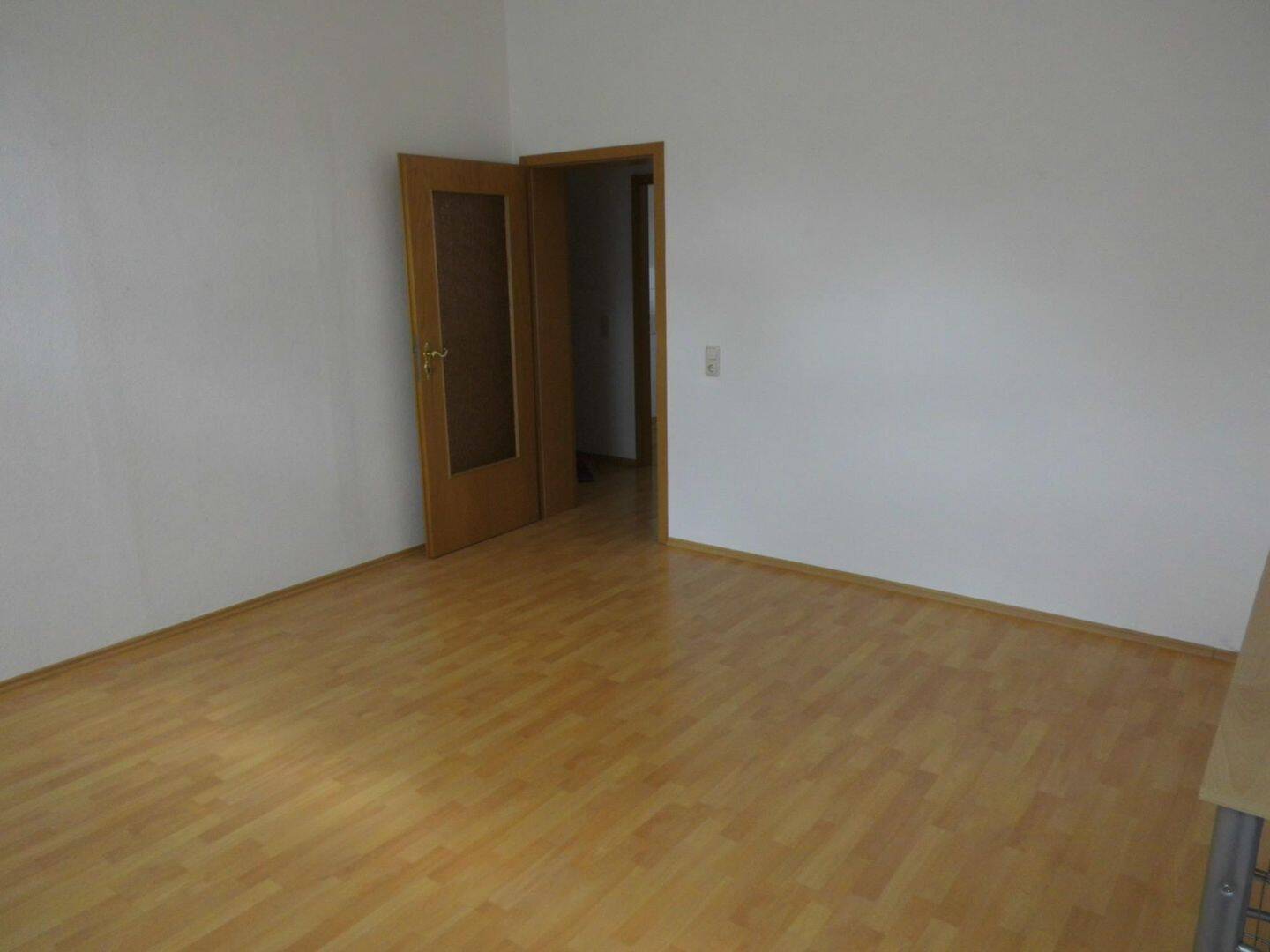 2-Zimmer-Erdgeschoß-Wohnung mit großer Küche mit Eßplatz, Wannenbad mit Duschaufsatz und Sitzterrasse im Hof/Hausgart... – Reichenbach – Vorschaubild 3