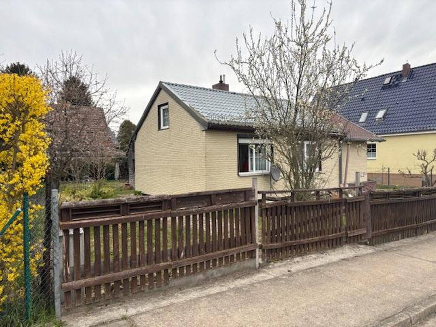 Charmantes Einfamilienhaus mit zwei Garagen und großem Garten - Ihr neues Zuhause in Bohnsdorf – Berlin – Vorschaubild 2