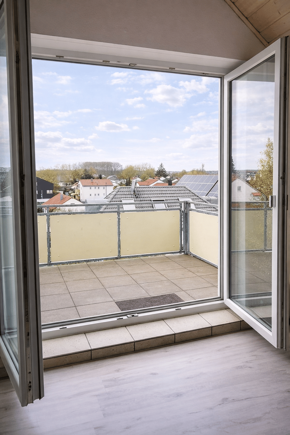 Möblierte, sonnige Dachgeschosswohnung mit großem Balkon & Stellplatz – ideal für Einzelperson – Ingolstadt – Vorschaubild 3