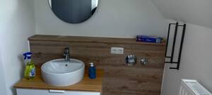 Volkach ruhige 83 qm DG Wohnung zentrumnah, 3 Zimmer, Sat TV, kpl. renoviert, Moderne Küche und tolles Bad, Garage + Stellplatz – 97332 Volkach – Vorschaubild 2