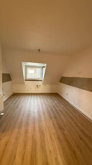 Helle Dachgeschosswohnung mit großzügigem Wohnbereich und modernem Ambiente – 45143 Essen – Vorschaubild 5