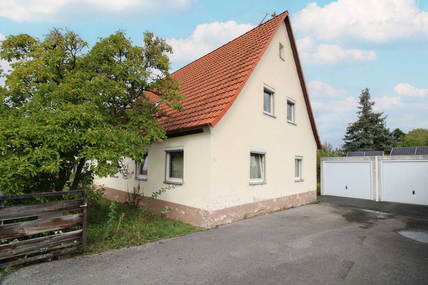 Viel Raum für Lebensträume - gestaltbares Einfamilienhaus mit großem Garten und Garagen in Eckental – Eckental – Bild 1 von 9