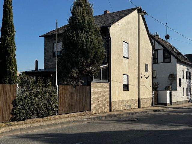 Einfamilienhaus mit kleinem Garten, Carport, Keller und Kamin in Miesenheim – Andernach – Bild 1 von 9