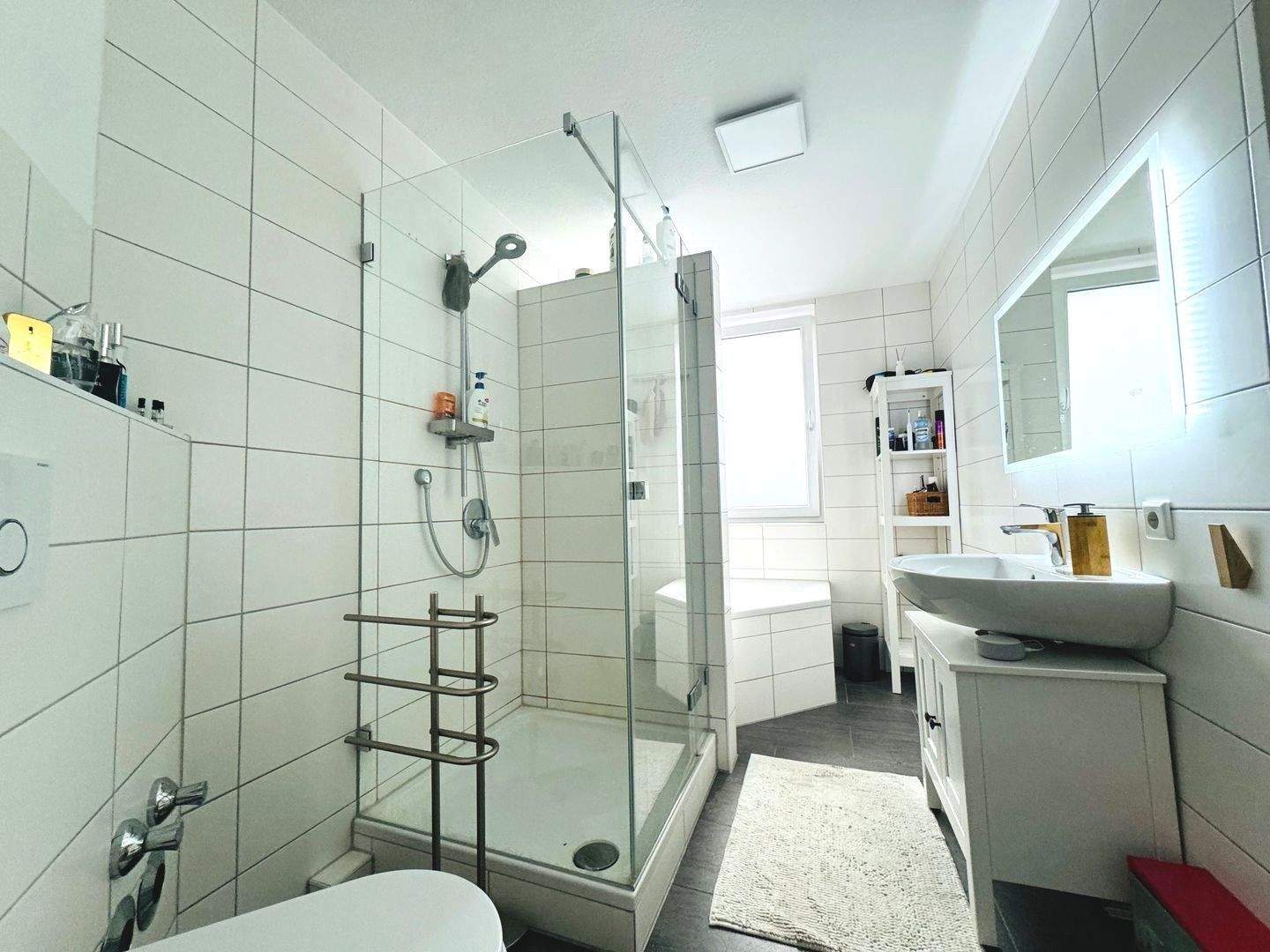 Helle 4 Zimmer Wohnung mit 2 Balkonen, großer Dachterrasse (60 qm), exklusivem Badezimmer mit Eckbadewanne und Stellplatz mit Anschluß für E Auto – Fürth – Vorschaubild 4