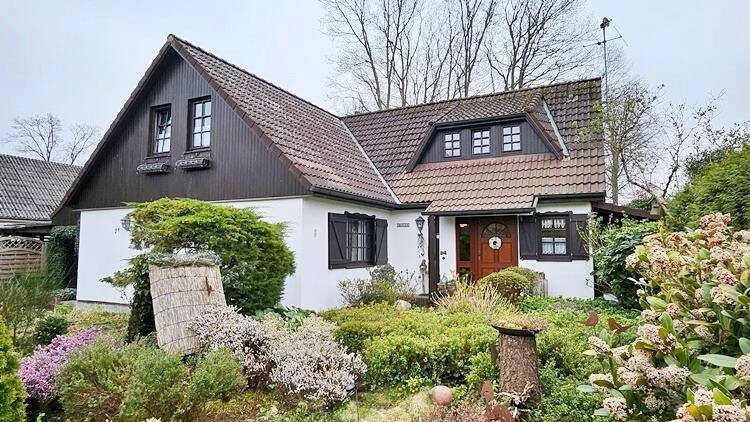 immo-schramm.de: Sehr gepflegtes großzügiges Wohnhaus im Grünen – Bremervörde – Bild 1 von 9